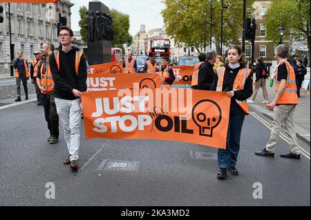 Londra, Regno Unito. 31st ottobre 2022, gli attivisti Just Stop Oil hanno continuato con le loro dimostrazioni a Whitehall il giorno 31 della loro campagna. Un portavoce di Just Stop Oil è stato citato come dicendo: "Non siamo disposti a stare a guardare mentre tutto ciò che amiamo viene distrutto, mentre le persone vulnerabili soffrono la fame e le imprese di combustibili fossili e i ricchi profitti dalla nostra miseria”. Foto Stock