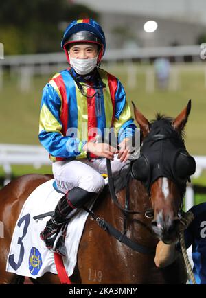 Gara 3, HAPPY FAT CAT (3), guidato da Jack Wong ho-nam, ha vinto la classe 5 su 1200m (tutti i circuiti meteo) a Sha Tin. 26OCT22 SCMP/Kenneth Chan. Foto Stock