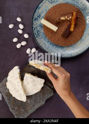 Diversi tipi di torrone e dolci natalizi Foto Stock