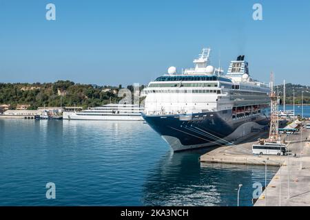 CORFÙ, GRECIA - 6 SETTEMBRE 2022: Nave da crociera Marella Explorer 2, linea da crociera britannica gestita da TUI UK ormeggiata al molo del porto crocieristico di Corfù, Foto Stock