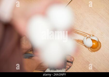 uovo rotto sul pavimento in cucina Foto Stock