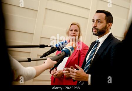 31 ottobre 2022, Qatar, Doha: Nancy Faeser (SPD), ministro federale dell'interno e degli interni, e Max Tunon, rappresentante dell'OIL (Organizzazione internazionale del lavoro), parlano ai giornalisti dopo un ciclo di colloqui con i cosiddetti funzionari di collegamento della Comunità (CLO) delle federazioni sindacali globali. Faeser si sta recando nel paese ospitante in Qatar in qualità di ministro dello sport in vista della Coppa del mondo. Il viaggio si concentrerà sulle questioni relative ai diritti umani in discussione nel corso del torneo, come la protezione delle persone in coda dalla discriminazione e dalla persecuzione, e la responsabilità di Foto Stock