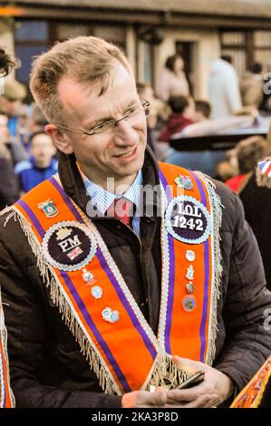 Belfast, Irlanda del Nord. 07 Apr 2016 - il consigliere del DUP Brian Kingston mostra il suo sostegno ai lealisti mentre tengono una parata per commemorare 1000 giorni da quando le Logge arancioni di Ligoneil sono state arrestate dal ritorno nella loro sala il 12th luglio 2013 Foto Stock