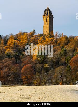 In autunno, il clima gelido dell'abbazia di Craig e Wallace Monument, Stirling, Scozia, Regno Unito Foto Stock