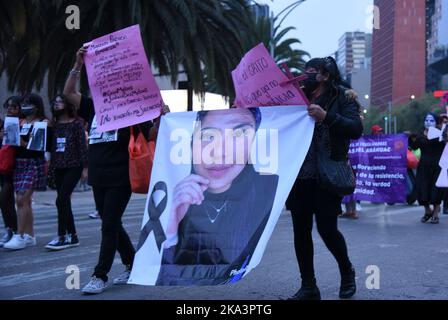 Città del Messico, Messico. 30th Ott 2022. 30 ottobre 2022, Città del Messico, Messico: Le donne caratterizzate come catrinas si uniscono a una manifestazione per chiedere giustizia alle vittime della violenza di genere. Il 30 ottobre 2022 a Città del Messico, Messico. (Foto di Marco Rodriguez/Eyepix Group/Sipa USA) Credit: Sipa USA/Alamy Live News Foto Stock