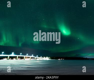Una vista ipnotica dell'aurora boreale durante l'inverno in Svezia Foto Stock