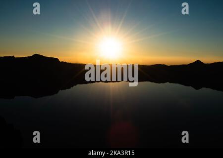 Tramonto sul Crater Lake National Park in Oregon. Immagine ripresa in un chiaro giorno d'autunno. Foto Stock