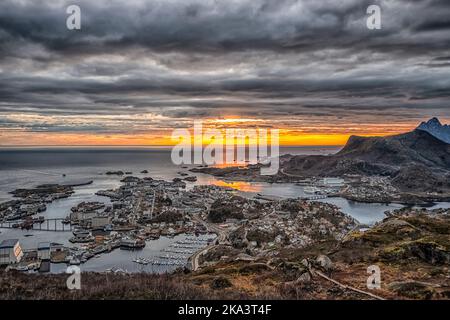 Veduta aerea della città di Svolvaer al tramonto, Austvagoya, Lofoten, Nordland, Norvegia Foto Stock