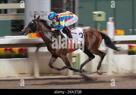 Gara 3, HAPPY FAT CAT (3), guidato da Jack Wong ho-nam, ha vinto la classe 5 su 1200m (tutti i circuiti meteo) a Sha Tin. 26OCT22 SCMP/Kenneth Chan. Foto Stock