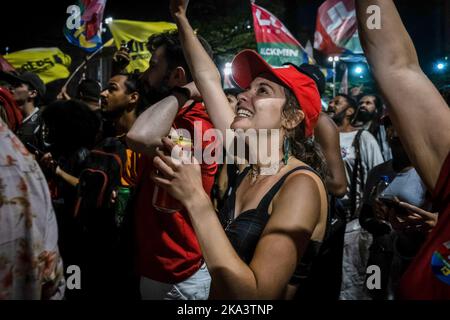 Belo Horizonte, Brasile. 30th Ott 2022. I sostenitori di Luiz Inacio Lula da Silva, presidente eletto del Brasile, festeggiano su Praca Sete. Lula ha vinto l'elezione come presidente dei brasiliani battendo il candidato di estrema destra Jair Bolsonaro in una drammatica rimonta per il politico di sinistra. Credit: SOPA Images Limited/Alamy Live News Foto Stock