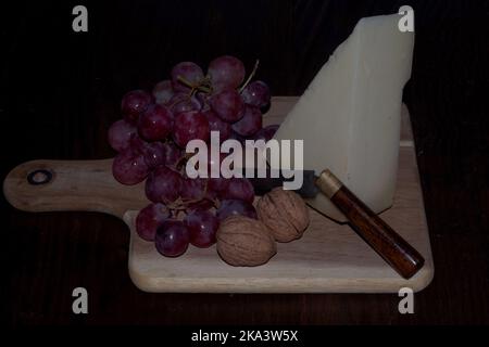Uva rossa con formaggio e noci Foto Stock