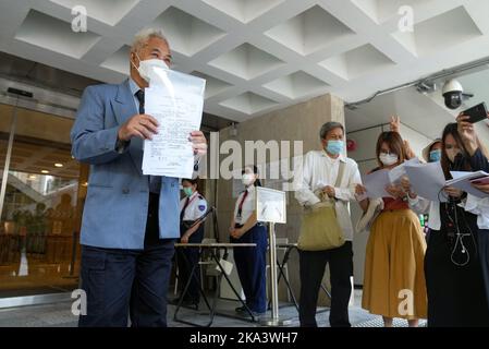 Kwok Cheuk-kin incontra i media alla High Court in Ammiragliato, dopo aver lanciato un'altra sfida legale contro il nuovo potere del ministro della sanità di annullare più di 20.000 esenzioni di vaccinazione Covid-19, sostenendo che le persone colpite non hanno modo di rovesciare la mossa. 27OCT22 SCMP / Sam Tsang Foto Stock