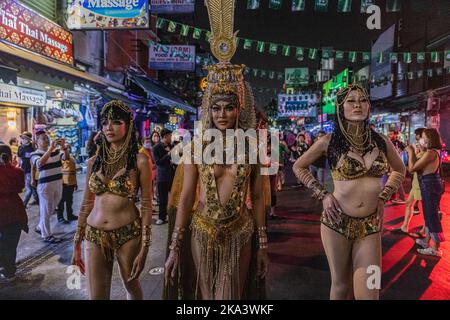 Bangkok, Thailandia. 31st Ott 2022. I festaioli si vestono in costume per una parata di Halloween su Khaosan Road il 31 ottobre 2022 a Bangkok, Thailandia. Questa è la prima volta dall'inizio della pandemia di Covid-19, che la popolare strada Khao San ha tenuto una parata di Halloween. (Credit Image: © Andre Malerba/ZUMA Press Wire) Foto Stock