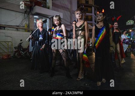 Bangkok, Thailandia. 31st Ott 2022. I festaioli si vestono in costume per una parata di Halloween su Khaosan Road il 31 ottobre 2022 a Bangkok, Thailandia. Questa è la prima volta dall'inizio della pandemia di Covid-19, che la popolare strada Khao San ha tenuto una parata di Halloween. (Credit Image: © Andre Malerba/ZUMA Press Wire) Foto Stock