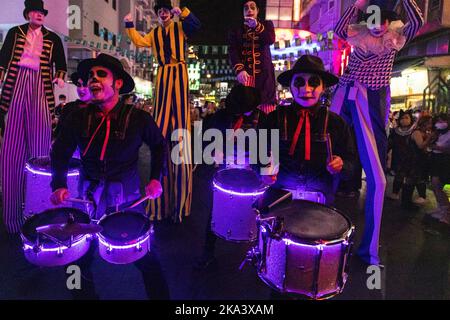 Bangkok, Thailandia. 31st Ott 2022. I festaioli si vestono in costume per una parata di Halloween su Khaosan Road il 31 ottobre 2022 a Bangkok, Thailandia. Questa è la prima volta dall'inizio della pandemia di Covid-19, che la popolare strada Khao San ha tenuto una parata di Halloween. (Credit Image: © Andre Malerba/ZUMA Press Wire) Foto Stock