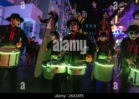 Bangkok, Thailandia. 31st Ott 2022. I festaioli si vestono in costume per una parata di Halloween su Khaosan Road il 31 ottobre 2022 a Bangkok, Thailandia. Questa è la prima volta dall'inizio della pandemia di Covid-19, che la popolare strada Khao San ha tenuto una parata di Halloween. (Credit Image: © Andre Malerba/ZUMA Press Wire) Foto Stock