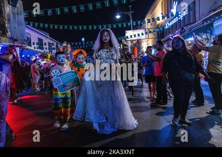 Bangkok, Thailandia. 31st Ott 2022. I festaioli si vestono in costume per una parata di Halloween su Khaosan Road il 31 ottobre 2022 a Bangkok, Thailandia. Questa è la prima volta dall'inizio della pandemia di Covid-19, che la popolare strada Khao San ha tenuto una parata di Halloween. (Credit Image: © Andre Malerba/ZUMA Press Wire) Foto Stock