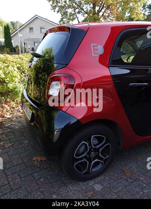 Itterbeck, Germania - Ottobre 16 2022 parte posteriore con logo di Smart ForFour EQ Electric Drive nei colori nero e rosso Foto Stock