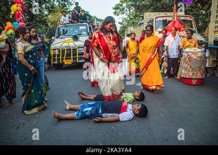 (10/30/2022) Chhath è un festival indù celebrato principalmente a Bihar Jharkhand utter Pradesh West Bengala e nella provincia napalese di Madhesh e Lumbini. Le preghiere durante Chhath puja sono principalmente dedicate alla dietà solare, Surya soprattutto per mostrare gratitudine e gratitudine per aver conferito le generosità della vita e della terra e per aver richiesto che certi desideri siano adempiuti. Chhath Maiya, la sesta forma di Devi Prakriti e sorella di Lord Suryas, è adorata come la dea del festival il sesto giorno del mese lunare di kartik (ottobre - novembre) come da Hindu callender. Ciò include il digiuno, il bagno santo, un Foto Stock