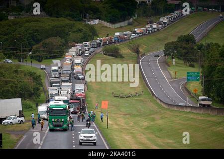 Leme, Brasile. 31st Ott 2022. I camionisti si sono opposti all'elezione di Luiz Inacio Lula da Silva protesta sulla strada Anhanguera a Leme, Sao Paulo, Brasile, il 31 ottobre 2022. (Foto di Igor do vale/Sipa USA) Credit: Sipa USA/Alamy Live News Foto Stock