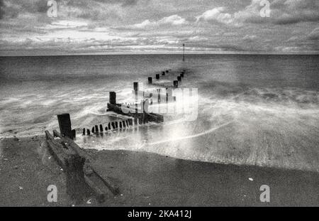 La marea che entra alla spiaggia di Hunstanton ha girato su un film sgranato mono Foto Stock