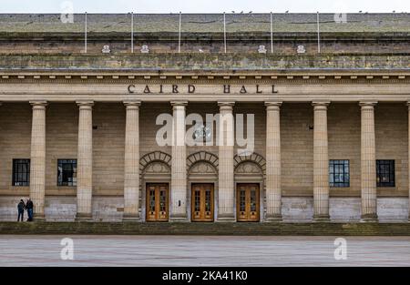 Grandi pilastri e porte della sala concerti Caird Hall in City Square, Dundee, Scozia, Regno Unito Foto Stock