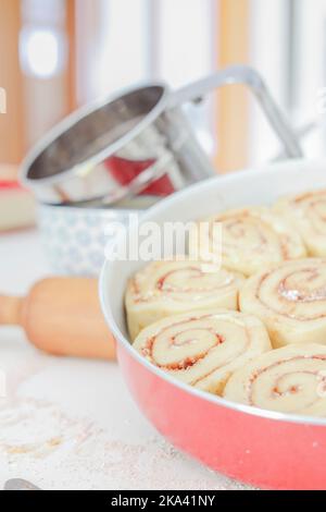 Primo piano di un vassoio di dolci alla cannella fatti in casa pronti per la cottura Foto Stock