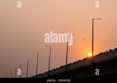 Nuova Delhi, India. 30th Ott 2022. Persone che guardano gli altri che sono venuti a celebrare Chhath Puja a Nuova Delhi, India, (Foto di Mohsin Javed/Pacific Press) Credit: Pacific Press Media Production Corp./Alamy Live News Foto Stock