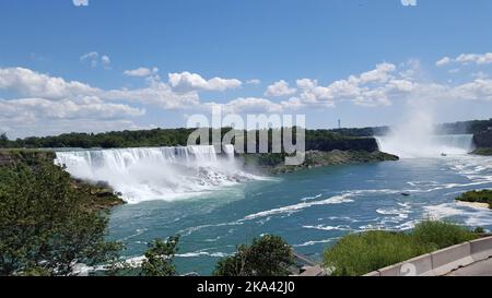 Una splendida vista delle Cascate del Niagara dal lato canadese Foto Stock