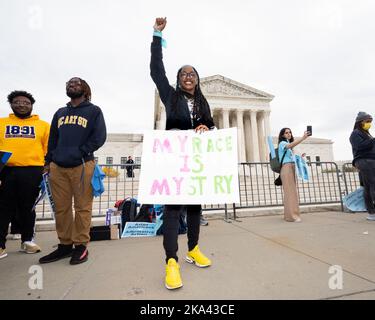 Washington, Stati Uniti. 31st Ott 2022. Un dimostratore tiene un cartello che legge 'la mia razza è la mia storia' durante un raduno alla Corte Suprema in favore dell'uso di azione affermativa nelle ammissioni dell'università il giorno che le argomentazioni sono state ascoltate sui casi relativi all'azione affermativa nelle ammissioni dell'università. Credit: SOPA Images Limited/Alamy Live News Foto Stock