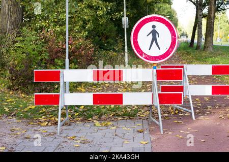 Strada chiusa con barriere e segnaletica per pedoni per lavori stradali. Foto Stock