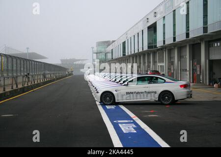 Una fila di 2008 BMW E90 M3 bianche al circuito del Nurburgring Grand Prix in una giornata di nebbia Foto Stock