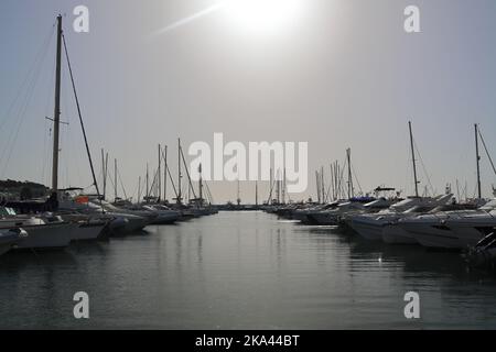 Barche allineate a Santa Eulalia Mariner. Ibiza, Isole Baleari, Spagna. Foto Stock