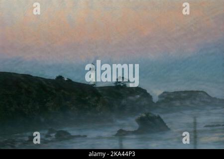 Alba al faro di Yaquina Head a Newport, Oregon. Il faro si trova su un affioramento roccioso, con il mare sottostante con uno strato di nebbia sul bea Foto Stock