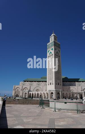 Una foto verticale della Moschea di Hassan II contro il cielo blu. Casablanca, Marocco. Foto Stock