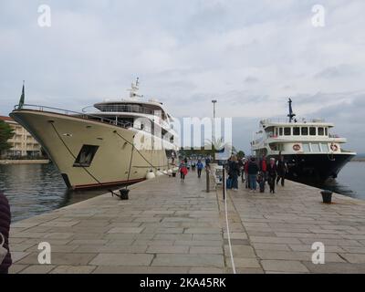 Nave da crociera 'Regina Eleganza' e traghetto locale, ormeggiata al punto di sbarco sull'isola di Veliki Brijuni; una popolare destinazione turistica nell'Adriatico Foto Stock