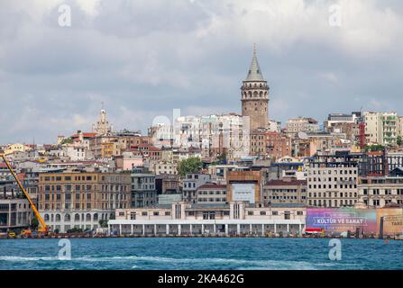 ISTANBUL, TURCHIA - 26 maggio 2016 - Istanbul paesaggio urbano di banchina alla Torre Galata. Turchia Foto Stock
