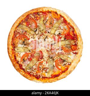 Deliziosa pizza italiana classica con pancetta, pomodori, cetrioli, funghi e formaggio isolato su sfondo bianco Foto Stock