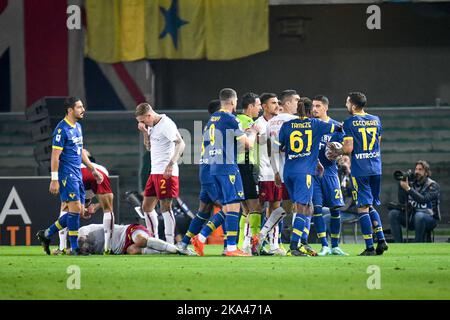 Verona, Italia. 31st Ott 2022. Rabbia tra le squadre durante Hellas Verona FC vs AS Roma, calcio italiano Serie A match in Verona, Italia, ottobre 31 2022 Credit: Independent Photo Agency/Alamy Live News Foto Stock