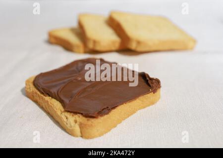 Fette biscottate con crema di nocciole al cioccolato Foto Stock