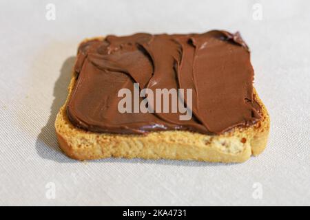 Fette biscottate con crema di nocciole al cioccolato Foto Stock