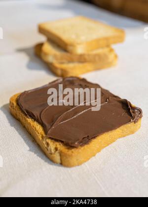 Fette biscottate con crema di nocciole al cioccolato Foto Stock