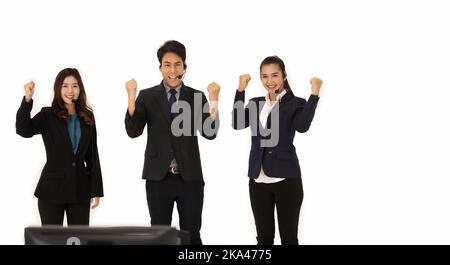 Il team degli uomini d'affari indossa cuffie che lavorano in ufficio per supportare clienti remoti, call center, telemarketing, servizio di assistenza clienti tramite telefono Foto Stock