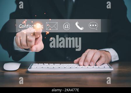 Contattaci, Call Center o Assistenza clienti hotline persone connettersi, uomo d'affari utilizzando un computer e toccando su schermo virtuale contatto, e-mail, e-mail, Foto Stock