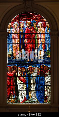 Vetrata, l'Ascensione, di Sir Edward Burne-Jones, St Philips Cathedral, Birmingham, Warwickshire, West Midlands, Inghilterra. Foto Stock