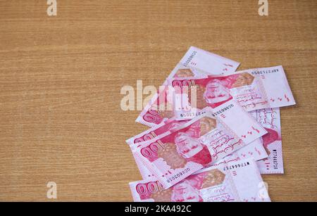Un closeup del 100 rupie pakistane conto di valuta su un tavolo di legno Foto Stock