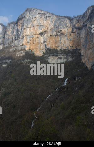 La scogliera di montagna con cascate a Choranche, Vercors, Isere, Francia Foto Stock