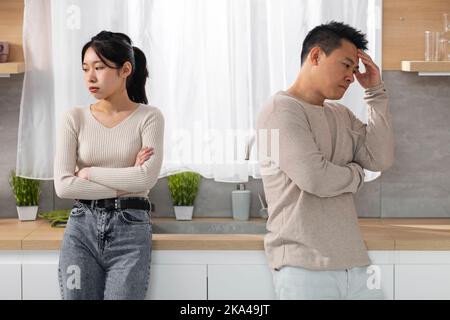 Triste marito giapponese e moglie che incontrano difficoltà nel matrimonio Foto Stock