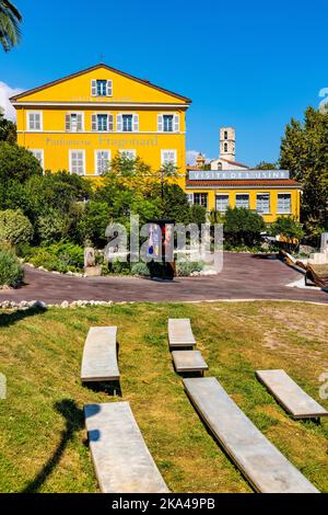 Grasse, Francia - 6 agosto 2022: Museo storico del profumo Fragonard in Rue Ossola nel quartiere della città vecchia di Grasse profumeria Foto Stock