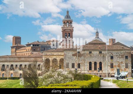 Mantova, Italia - 02-27-2022: Il famoso paesaggio urbano di Mantova dal ponte sul Mincio Foto Stock